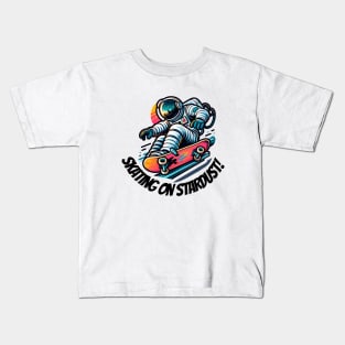 Skating on stardust - Funny Astronaut Skateboarding Kids T-Shirt